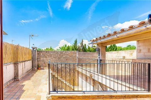Townhouse in Consell. This house measures an area of approximately 280m2 plus terraces. It consists of a large living room of about 36m2 approx. with fireplace, fitted and equipped kitchen of about 10m2 approx., pantry, utility room, 6 bedrooms (5 do...