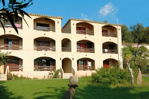 La petite résidence de vacances familiale avec jardin vous attend dans le golfe de Liscia sur la côte ouest de la Corse. La résidence de trois étages est à seulement 350 m d'une petite baie rocheuse avec une plage de sable/galets. Si vous ne voulez p...