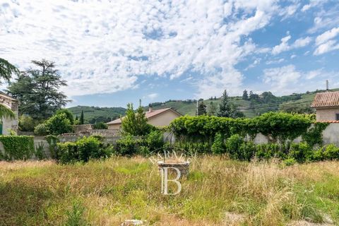 EXCLUSIVE - CONDRIEU. Very well located near the center of the village and a stone's throw from the Rhône, beautiful land of 430 sqm, flat and buildable. Barnes Lyon ... Agency fees payable by vendor - Les informations sur les risques auxquels ce bie...