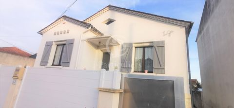 Located in the city center of Bergerac, close to all amenities and the hospital, come and discover this charming renovated house of 83 m2 with its garden of 380 m2. You will find a semi-equipped kitchen open to a living room with its functional firep...