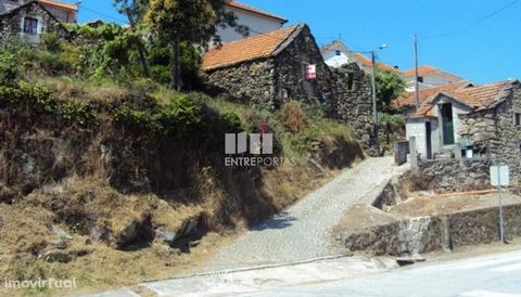 Sale of housing to rebuild. It has good access, good sun exposure. It is located near the chapel of our lady of Livração, next to the national road and 9 minutes from the Center of Cinfães. Excellent business opportunity! Schedule your visit now! Ten...