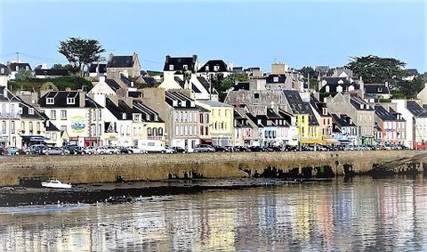 Exclusively, in the artists' district of Camaret sur Mer, with its galleries and streets full of charm, 2 steps from the port, shops, and restaurants, come and discover this 3-room apartment located on the 2nd floor of a small and very quiet condomin...