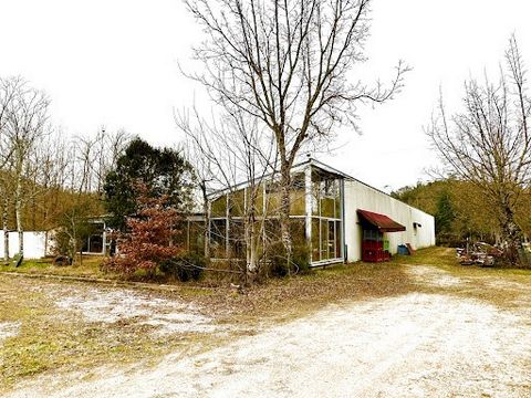 UNIQUE - Between Gourdon and Sarlat on D704 - Location pro No1 A building of more than 1500m2 and an office set of more than 200m2 on a prepared plot of 8489m2. The multi-potential building can be co-marketed with nearly 10000m2 of land. An ideal loc...