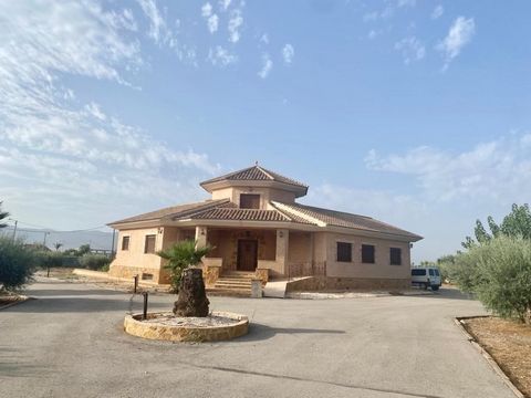 Corporación Inmobiliaria Lorca, verkoopt deze geweldige villa in het gebied van Aguaderas, gelegen in een van de gebieden. Het heeft een fantastische oriëntatie op het zuiden, met uitzicht op de boomgaard van Lorca, in een gebied met een rustige en a...