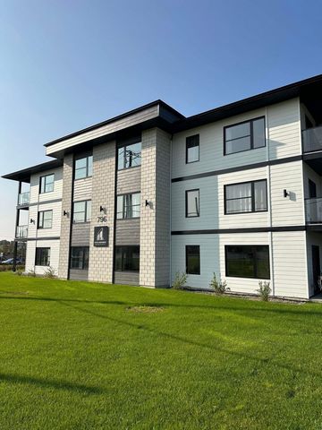 6-unit building in modern style, built in 2022. Beautiful, bright 4 1/2 type dwellings with superior finish and soundproofing. Located in a new area that offers comfort close to nature. Ideal location less than 30 minutes from the Quebec City bridges...