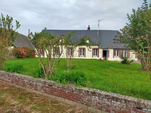 15 minuter från Veules les Roses och Saint Valery en Caux, erbjuder Agence du Centre dig detta hus av bondgårdstyp, på cirka 100 m2, uppfört på en tomt på 1650 m2, beläget i centrum av en liten by i Cauchois. Husets utformning (på ett plan) ger möjli...