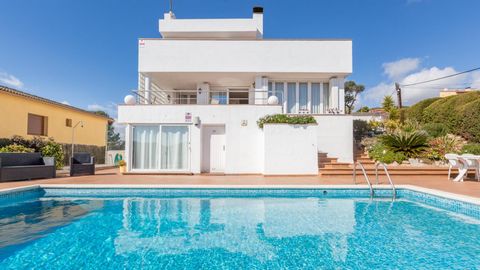 House (300 m2 + 650 m2 plot) located in Blanes, 2 km from the beach and the center of the village. In the northeast of the Iberian Peninsula, a most perfect mix of colors is what you find on the Costa Brava of Spain, colors that create a true rainbow...