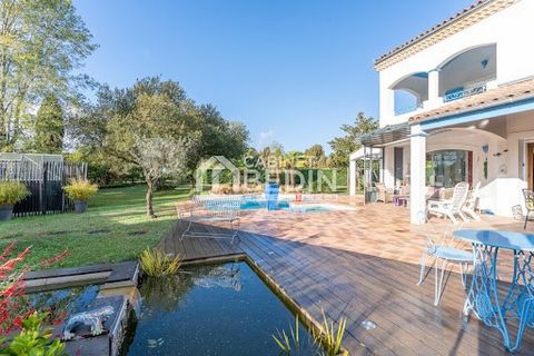 CESTAS. Exceptional environment for this Provençal style house in excellent condition. You will be charmed by its landscaped and wooded garden of more than 2000m² facing south and quiet. It consists of a large cathedral living room very bright, a fit...