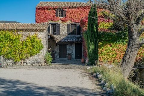 Lord and Sons offers you this property located in Reilhanette at the confluence of the Anary and Toulourenc, surrounded by hills, dominated by the ruins of its castle and Mont Ventoux.?This medieval village is located less than two kilometers from Mo...