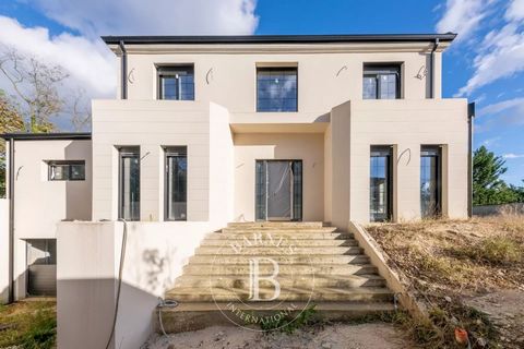 EXCLUSIVE - ECULLY. Located in Ecully, on a 740 sqm plot. This 187 sqm house offers a peaceful living environment, with interior finishes that can be customised to suit your preferences. With the exterior structure already in place, all you have to d...