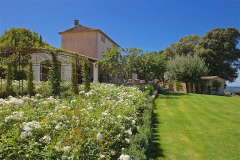 A lovely historic bastide located in the peaceful countryside near the village of Bonnieux. Surrounded by rolling hills, the views from all corners of the property are simply breathtaking. This house exudes comfort within its spacious living rooms, o...