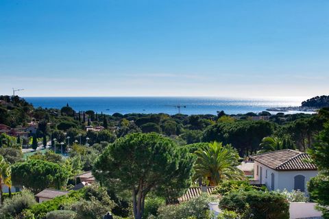 In a closed domain with, benefiting from a calm and preserved environment, 3 minutes from the turquoise waters of the beach, this South-East facing villa was built on land of more than 1270m2 in a small quiet cup de sac . It has on the ground level -...