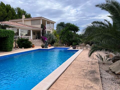 PALMERAS IMMO - EXCLUSIVE: Come and discover this magnificent Mediterranean style villa located in St Jordi d'Alfama! The villa was built in 2005 on a plot of 3700 m2. The house is distributed into: Ground floor: Large living room - dining room with ...