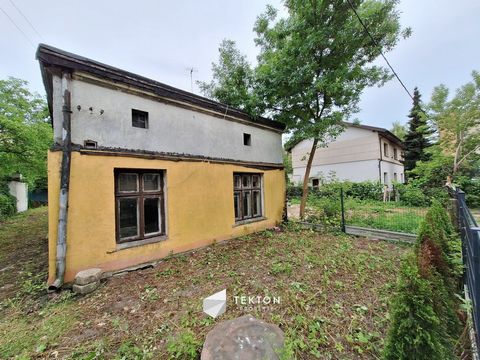 Are you looking for a place for yourself outside the center, but at the same time in a super-connected part of Łódź? The post-war house is looking for a new owner - a person with an idea and vision for developing their own four walls! There are numer...