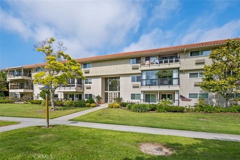 LOCATION,LOCATION,LOCATION IN BEAUTIFUL LAGUNA WOODS,TOP FLOOR TURN KEY CONDITION GARDEN VILLA,3 BEDROOM 2.50 BATH PROPERTY OVERLOOKING THE GOLF COURSE! Features: - Dishwasher - Washing Machine
