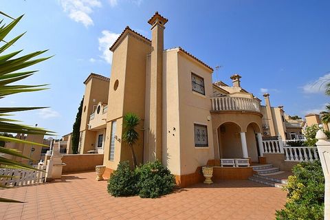 Halfvrijstaande woning met 3 slaapkamers nabij Villamartín en Campoamor Golf. Halfvrijstaande woning met 3 slaapkamers in de buurt van Villamartín. Dit ruime herenhuis heeft een grote privétuin, volledig bestraat met tuingedeeltes, waaronder een barb...