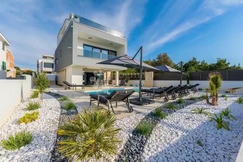 In vendita è una lussuosa villa a Zaton, decorata in modo moderno e di design e arredata con attenzione ad ogni dettaglio. Il suo giardino, progettato con la stessa precisione, enfatizza funzionalità e comfort. Situata in una posizione estremamente a...