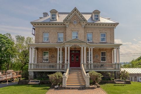 Vous recherchez l'EXCEPTION dans la grande région de Québec, voici un véritable joyau avec une vue sur le fleuve. Nous sommes fiers de vous présenter ce magnifique manoir centenaire de style victorien remarquablement bien entretenu, restauré et prése...