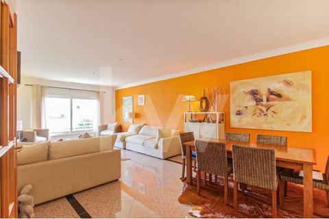 3 bedroom apartment located in Jardins da Parede, on the 4th floor, with a panoramic view. It is in excellent condition, has a living room with a pleasant area, allowing the creation of 2 distinct environments. It has 3 bedrooms, 1 of which is en sui...