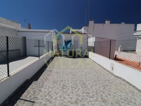 Cozy Renovated Space with Terrace in the Heart of Olhão Charming renovated T1 + 1 house located in the historic center of Olhão. Comprising ground floor and a private terrace on the roof, it offers a warm and functional environment. The pleasant livi...