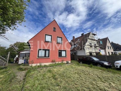 Detta rymliga och mångsidiga hus i Bremen erbjuder möjligheten att använda det antingen som ett rymligt enfamiljshus eller som ett funktionellt tvåfamiljshus. Med en total boyta på 144 kvadratmeter fördelat på 2 våningar erbjuder den tillräckligt med...