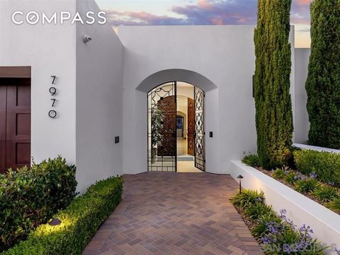 Presentamos una maravilla arquitectónica en La Jolla Shores: esta residencia exclusiva redefine la vida de lujo con una elegancia inigualable y un diseño de vanguardia. Exhibida en San Diego Home & Garden, esta casa es una construcción casi nueva de ...