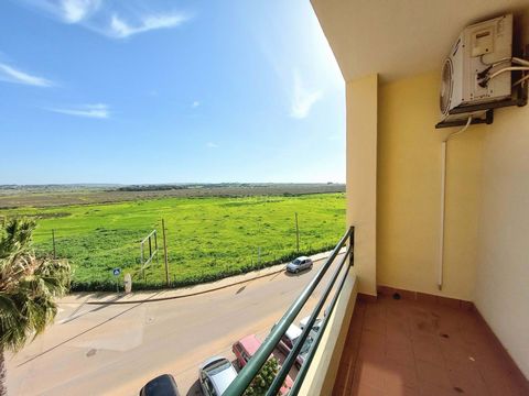 Appartement met 1 slaapkamer en uitzicht op zee, in Armação de Pêra, op 650 meter van het strand met zwembad en garage. Het appartement is gelegen op de 3e verdieping met lift. Het bestaat uit een inkomhal, aparte keuken, badkamer, slaapkamer met kle...