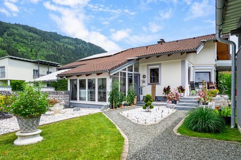 Benvenuti in questa affascinante casa unifamiliare a Feldkirchen, dove l'intimità, la vita efficiente dal punto di vista energetico e un'atmosfera familiare si fondono. Questa deliziosa casa prefabbricata di Elk, costruita nel 1991 con una solida str...