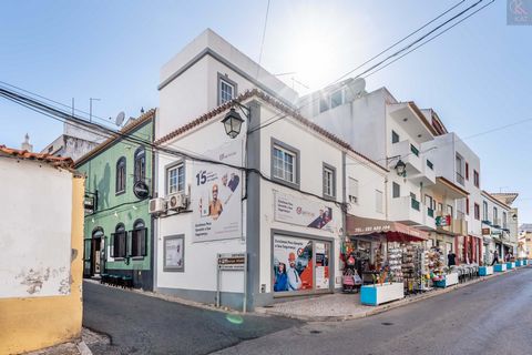 Building with 3 floors for sale right in the center of Alvor. At the moment, the use of the property is commercial but there is already a request in the Chamber to transform floors 2 and 3 into housing, which despite not being completed, has a favora...