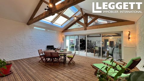 A24872FO16 - ***PAS D'ESPACE EXTÉRIEUR*** Un bien rare au centre d'un charmant village riverain, proche de toutes commodités. Il met en vedette un superbe, grand garage avec sol en béton pour garer vos voitures précieuses en toute sécurité. Avec un p...