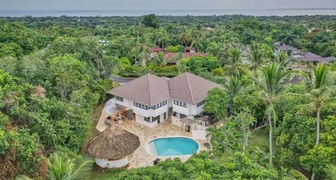 Barranca 36 is a renovated house located in Casa de Campo, one of the most extraordinary places in the Dominican Republic. This house style includes two levels, 6 complete bedrooms, 8 bathrooms, 2 kitchens, dining and living room, 2 outdoor terraces,...