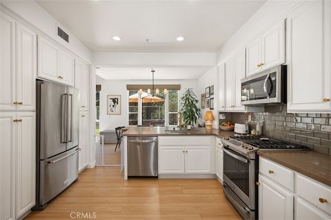 Welcome to this delightful townhome nestled in the coveted Sausalito community of Rancho Santa Margarita. Radiating with natural light and adorned with vaulted ceilings, this home offers a serene and spacious living environment. The inviting living r...
