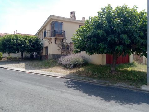 On 570m2 of land with mountain views, this character house on one level consists of: a very bright double living room, dining room with fireplace, fitted kitchen with bread oven, 2 bedrooms, bathroom and toilet. 50m2 terrace and garden. 3 garages wit...
