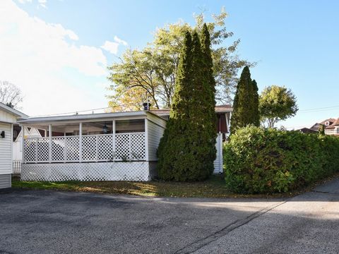 El GPS lo enviará al lugar equivocado, vea el mapa, cruce la calle Côte de Terrebonne *** Zona tranquila, propiedad soleada todo el día. TERRENO ALQUILADO $350.00 mensual, casa muy limpia. 2 dormitorios y amplia cocina funcional. Cerca de todos los s...