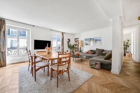 Fully renovated corner apartment in Le Marais, this is a rare find. The apartment comprises of an entrance hall, a large living room with a fully-equipped kitchen, 3 bedrooms (possibility of 4), a dressing room, 3 bathrooms, a guest toilet and plenty...