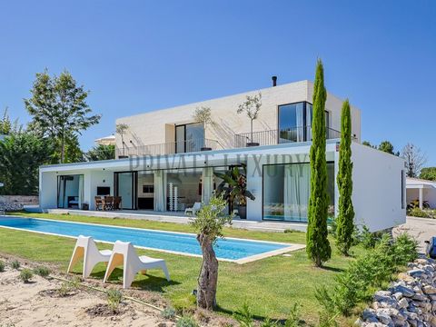 Discover this exciting villa, designed to provide maximum tranquillity, comfort and sophistication. Located in Quinta do Peru, a privileged area overlooking the stunning Serra da Arrábida, this house offers a unique lifestyle, combining luxury, funct...