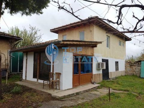 Top Estate Real Estate bietet Ihnen ein Haus in einer asphaltierten Straße im Dorf Samovodene, Region Veliko Tarnovo. Das Dorf ist gut entwickelt, verfügt über regelmäßige Busverbindungen und liegt nur 10 km von der Stadt Varna entfernt. Veliko Tarno...