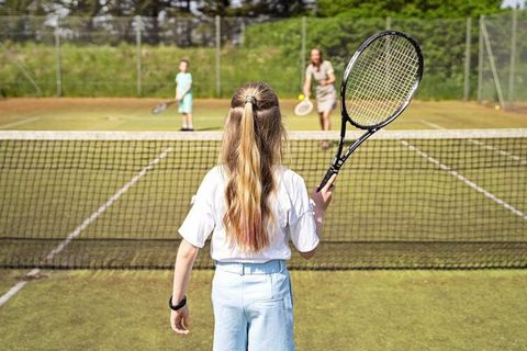 Vigsø Holiday Centre – morze aktywności w wyjątkowym otoczeniu Pobyt w malowniczym otoczeniu z bezpośrednim dostępem do wielu atrakcji: w tym parku wodnego, tenisa i motocrossu. Oglądaj filmy na YouTube. O Vigsø Holiday Centre Vigsø Holiday Centre zn...