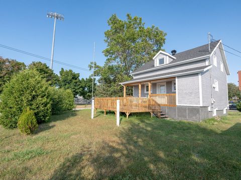 Magnifique maison entièrement rénovée au goût du jour, située sur un terrain de plus de 8000 pieds carrés. Cette demeure spacieuse offre 4 chambres à coucher, 2 salles de bains complètes et une salle d'eau récemment rénovée. Parfaitement située pour ...