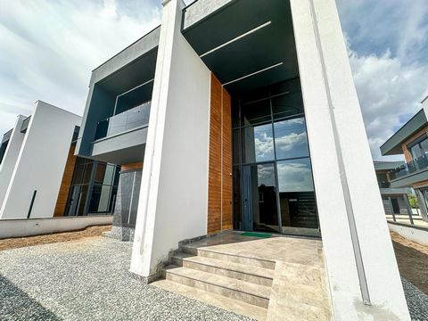 Características de la Villa Cada villa cuenta con una superficie construida de 328 m², complementada con una piscina de 59 m² y una terraza abierta. Las villas son adecuadas para obtener la ciudadanía turca.   Las villas están diseñadas como unidades...