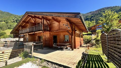 Love at first sight for this pretty semi-detached chalet in Villard sur Doron dating from 2012. On 3 levels, you will discover, in the basement, a large garage allowing the installation of plenty of storage space for outdoor activities but also a lau...