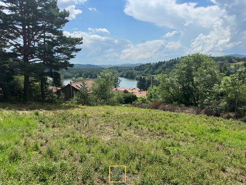 88 Bis Immobilier bietet dieses hübsche Baugrundstück in Aydat (La Cassière) mit Blick auf den See zum Verkauf an. Frei von jeglichem Bauherrn. Genehmigung bereits erteilt oder Möglichkeit zur Einreichung einer neuen Baugenehmigung. G1- und G2-Bodenu...