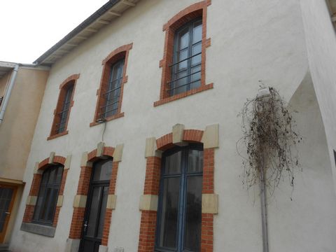 Situé à deux pas du Parc de la pépinière, à Nancy, cet immeuble de 128 m² composé de cinq bureaux (de 7 à 14 m²), d'un hall d'accueil et d'une salle de réunion (25 m² en sous-sol) et une place stationnement offre de belles opportunités. Que vous soye...