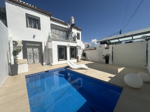 Located in San Pedro de Alcántara. Detached Villa, San Pedro de Alcántara, Costa del Sol. 3 Bedrooms, 2 Bathrooms, Built 214 m², Terrace 30 m², Garden/Plot 250 m². Setting : Beachside, Close To Shops, Close To Sea, Close To Town, Close To Schools. Or...