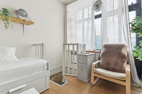 Situé dans le quartier animé de Marcadet dans le 18ème, cet appartement unique allie confort et style. L'entrée s'ouvre sur un salon confortable avec un lit simple et une cuisine attenante, entièrement équipée d'équipements modernes et une table à ma...