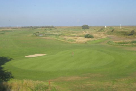 De ‘melkkamer’ bevindt zich op de begane grond en heeft een rustige ligging op het oosten. Sommige steunbalken waren op grote schaal zichtbaar. Antiek meubilair en felle kleuren...