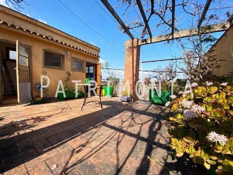 Patrimonia tiene el placer de presentarles la casa con más posibilidades que puede encontrar en venta en el Prat de Llobregat con posibilidad de instalar ascensor, parking, patio y terrazas, a escasos 4 minutos del Ayuntamiento. ¡Vea el TourVirtual36...