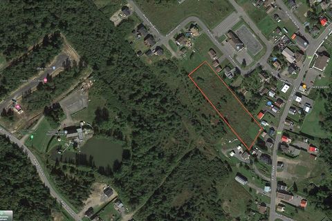 Terrain à développer, peut être vendu avec le lot voisin 5 949 919. Plusieurs possibilités s'offrent à vous pour différents types de construction. Beau secteur familial, tout près des stations du Mont Sainte-Anne et du Massif de la Petite-Rivière-Sai...