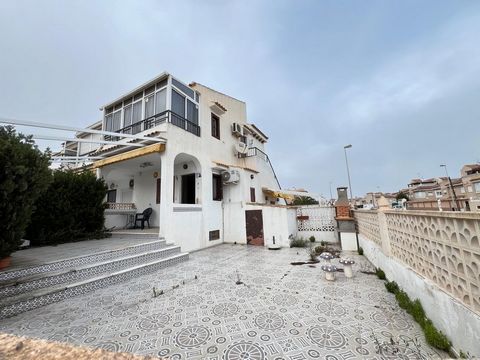 La tua nuova casa ti aspetta a Torreblanca! Questa accogliente casa a schiera a due piani offre comfort e spazio. Al piano principale, godrai di 45 m2 che includono una cucina a vista, una camera da letto e un bagno. Nel seminterrato, che si estende ...