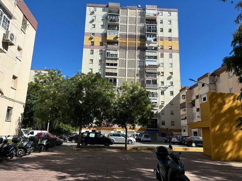 Appartamento con tre camere da letto in vendita in via Deva a La Palma, Malaga. L'appartamento dispone di un ampio soggiorno, cucina individuale, un bagno e tre camere da letto. Ha bisogno di ristrutturazione ma è una buona opportunità per ottenere u...